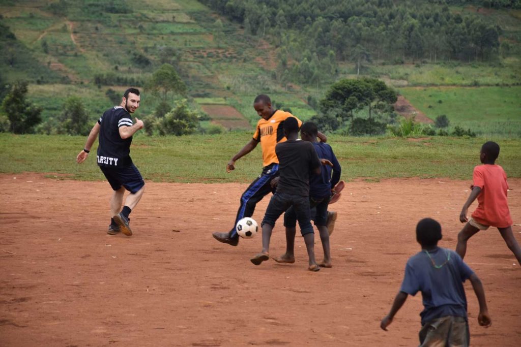 ragazzi che giocano a calcio in burundi mutoyi volontariato