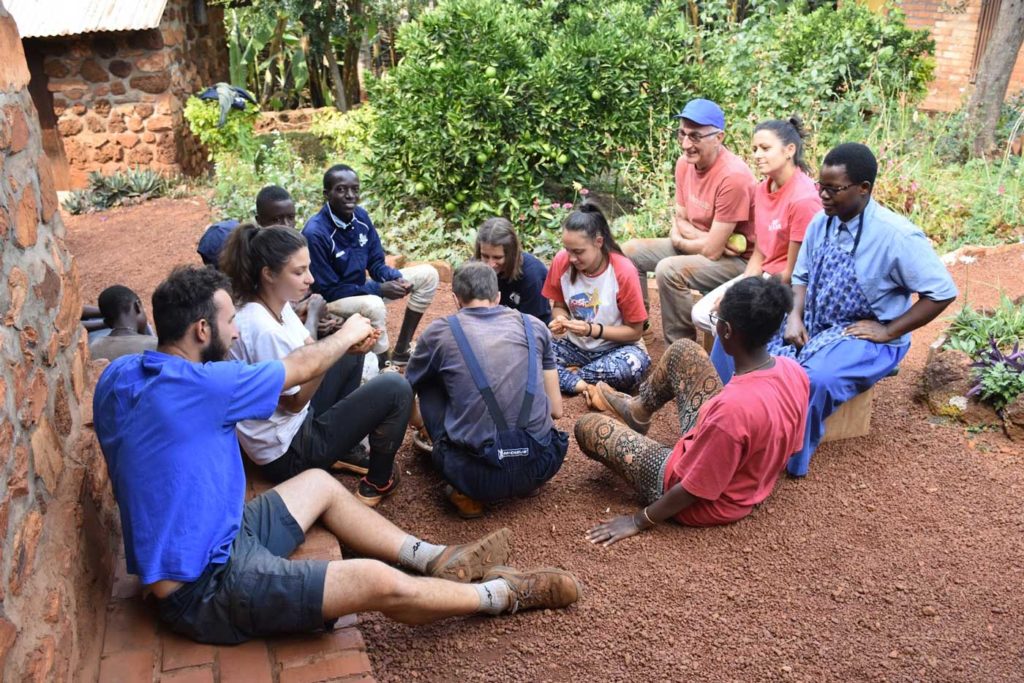 gruppo ragazzi ragazze volontari in burundi mutoyi